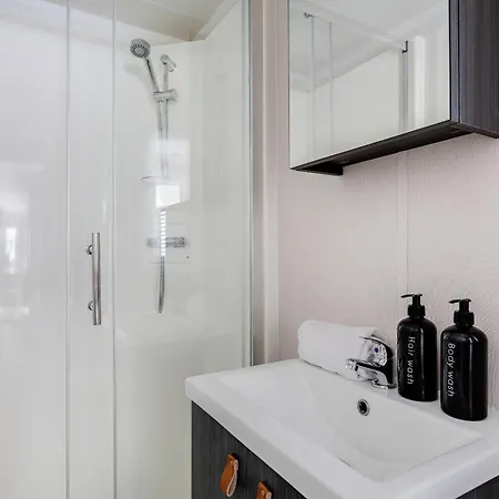 Veluwe Luxury With Private Sauna And Hot Tub - Swimming Pool Tennis Court Supermarket Bowling Alley Theatre And Entertainment For Children Appartamento